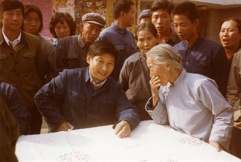 1983年，時任河北正定縣委書記的習近平（前排居中），臨時在大街上擺桌子聽取老百姓意見。